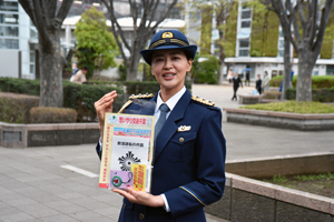 写真:一日警察署長を務めた黒谷さん