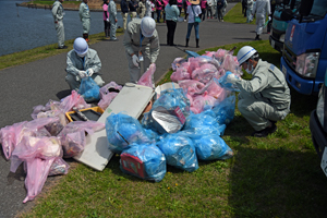 写真:清掃で集まったごみ