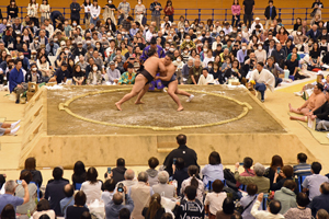 写真:三役の取組み