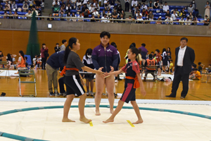 写真：取組後に握手する選手たち