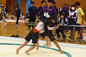 写真：土俵際で粘る選手