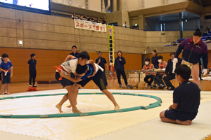 写真：組み合う様子