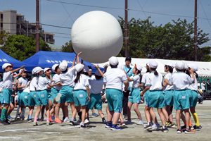 写真：全校大玉送り