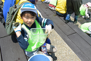 写真：かにを捕まえた子ども