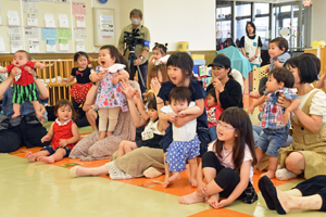 写真：リズム遊びを楽しむ子どもたち