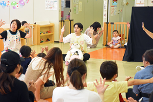 写真：リズム遊びをする泉澤さん