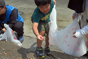 写真：マイクロプラスチックを披露こども