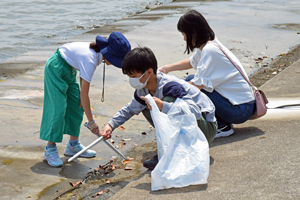 写真：ごみを拾う方々