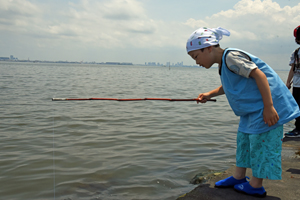 写真：カニ釣り体験をしている子どもの様子