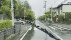 写真：雨の日にワイパーを動かす車の様子