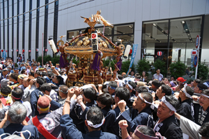 写真：豊受神社の神輿渡御の様子