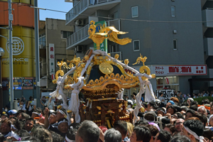 写真:稲荷神社のみこしの様子