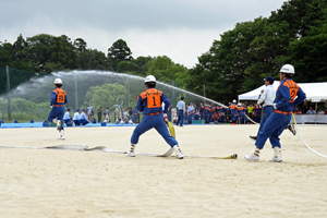 写真:素早くポンプをつなぐ様子