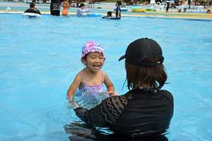 写真：プールで遊ぶ子どもの様子3