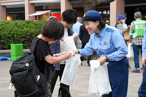 写真：啓発グッズを配る警察の方