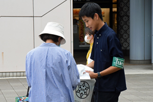 写真：啓発グッズを配る生徒の様子