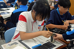 写真：中国の中学生が書道をしている様子