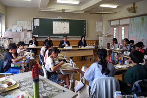 写真：給食を食べている様子