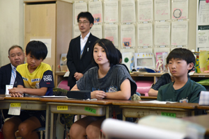 写真：市長の話を聞く児童たちの様子