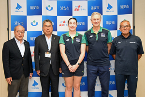 写真：オーストラリア女子バレーボールナショナルチームと明海大学女子バレーボール部の皆さん、市長