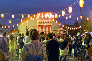 写真:やぐらの周りで盆踊りを楽しむ様子