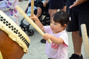 写真:太鼓の体験をする子ども