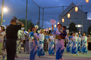 写真:盆踊りを踊る婦人の会の皆さん