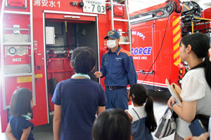 写真：消防車両を見学している様子