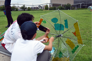 写真：浦安公園の景色を撮影している様子