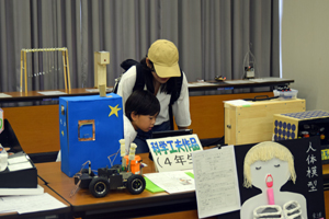 写真：科学工作作品を見ている親子