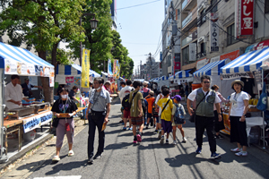 写真:露店が並ぶ様子