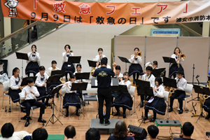 写真：高洲中学校の生徒による吹奏楽の演奏