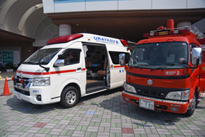 写真：救急車・消防用車両の展示