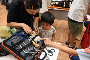 写真：救急用資器材の展示を見ている様子