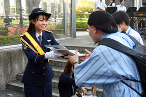 写真:1日署長の林芽亜里さん