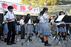 写真:東海大浦安高等学校中等部吹奏楽部の皆さん