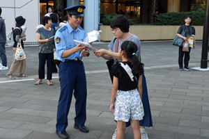 写真:啓発グッズを配る警察の皆さん