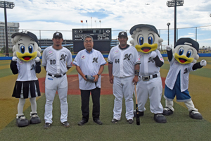 写真：内田市長と千葉ロッテマリーンズの皆さん