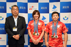 写真：角田選手、永山選手、市長