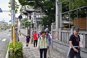 写真：清瀧神社前を通過する参加者たち