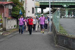 写真：八区自治会集会所にゴールする参加者たち