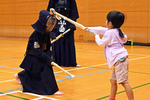 写真：剣道の体験の様子