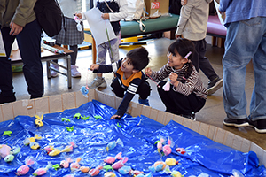 写真:魚釣りの様子