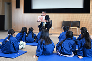 写真：読み聞かせを聞く園児たち