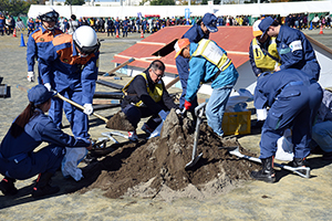 写真:土のう設置訓練の様子