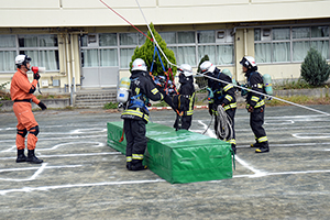 写真:消防隊による救助訓練の様子