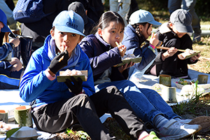 写真:おいしそうにごはんを食べる児童