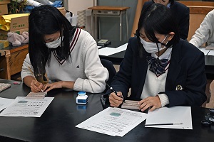 写真：浦安高等学校の生徒が代筆をしている様子1