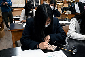 写真：浦安高等学校の生徒が代筆をしている様子2