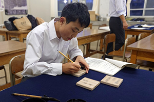 写真：浦安南高等学校の生徒が代筆をしている様子1